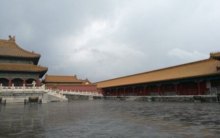 还有缺金。不少文章一讲缺金就说影响财运，但细究起来，缺金的女孩往往心软，容易共情别人，尤其在感情上很容易受伤。这种命格，重点是学会守住自己的边界，不是去补什么金色首饰